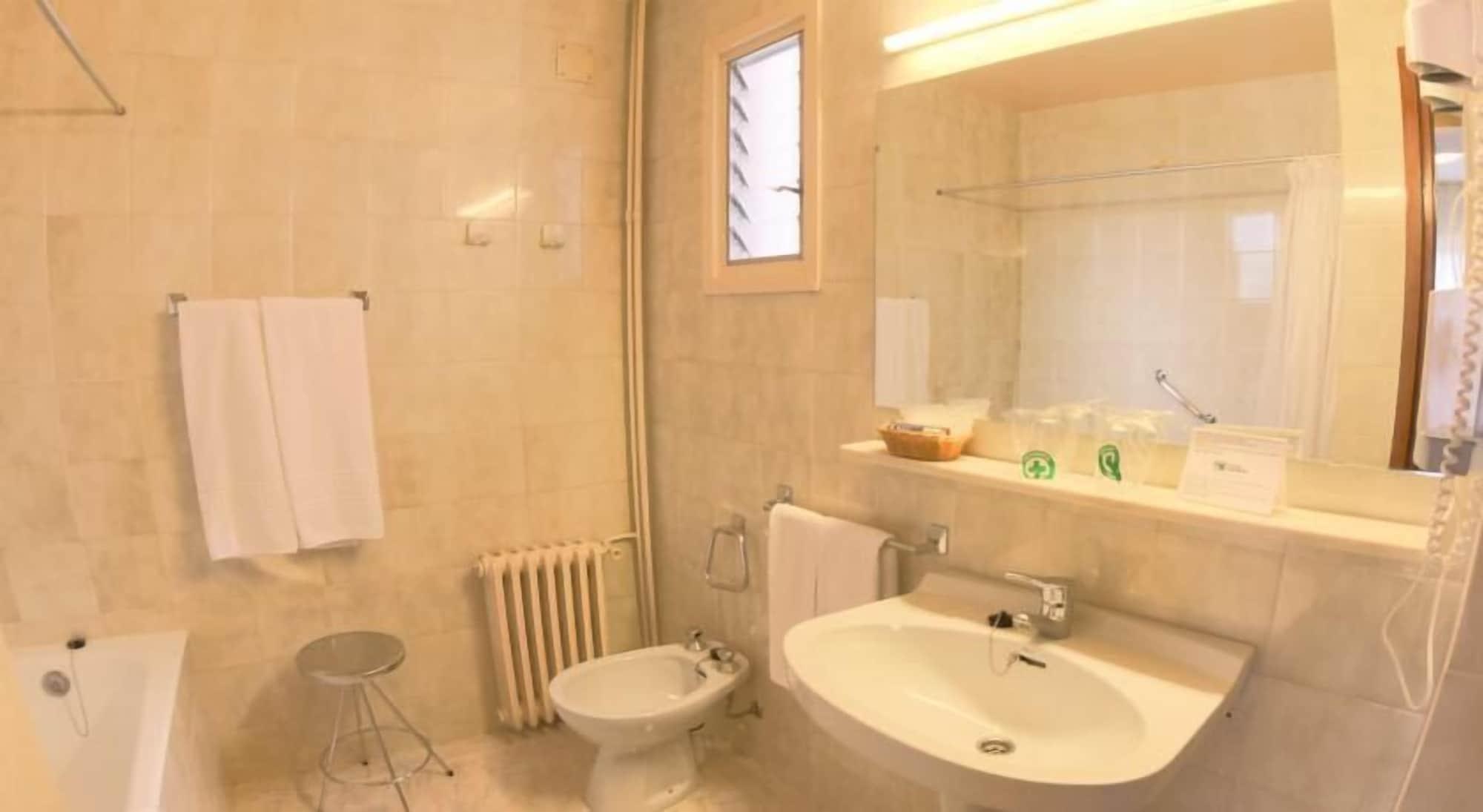 Hotel Univers เอิงคาม ภายนอก รูปภาพ
